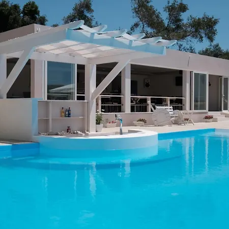 Kouros & By Hotelius