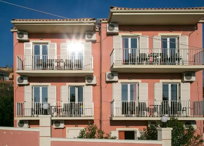 Апартаменты Kouros & By Hotelius